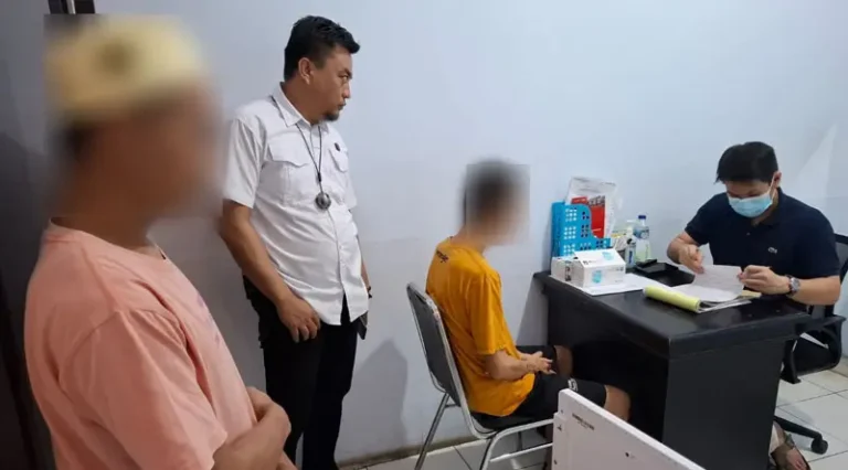 Tiga pelaku suras saat akan diserahkan ke Kejaksanaan di Mapolda Sulteng, Selasa (7/1/2025). (Foto: Humas Polda Sutleng)