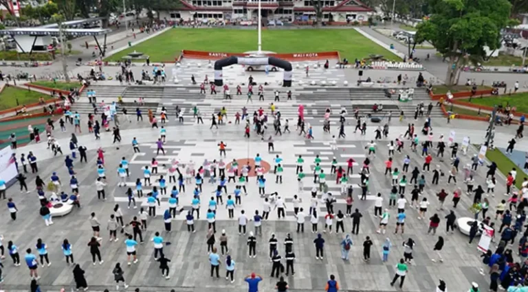 Senam bersama pada kegiatan Garda Sutleng oleh BI Sulteng di Lapangan Vatulemo, Palu, Minggu (23/2/2025). (Foto: Humas BI Sulteng)