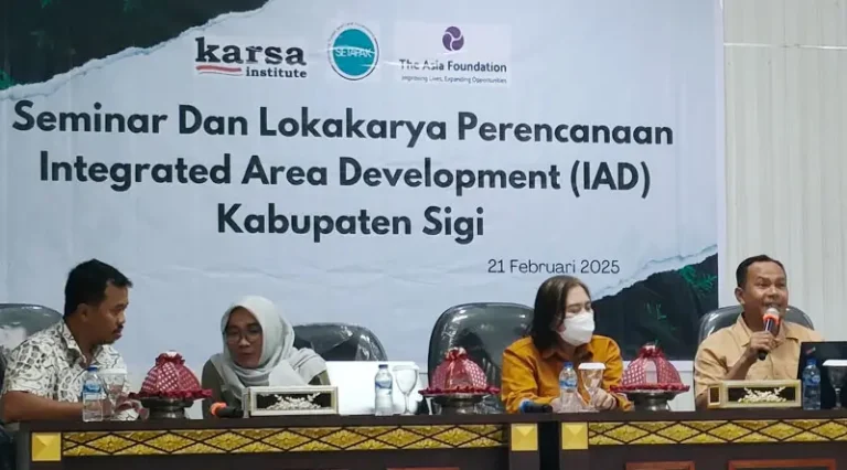 Sejumlah narasumber menyampaikan materinya pada semina dan lokakarya Integrated Area Development di Sigi, Sabtu (22/2/2025). (Foto: Karsa Institute)