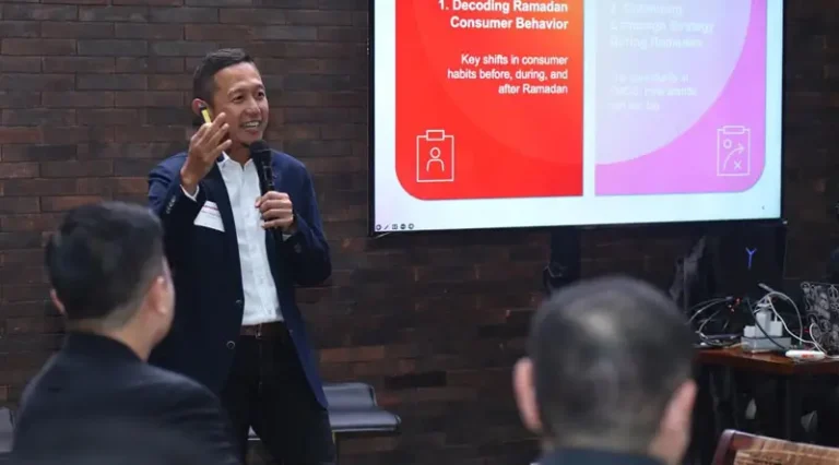 Telkomsel DigiAds Roundtable di Jakarta, Kamis (23/1/2025) bersama CMO sejumlah sektor industri, VP Digital Advertising, Wholesale, dan Interconnect Telkomsel, Arief Pradetya, memaparkan pola perilaku konsumen selama Ramadan untuk mendukung pemasaran yang lebih cerdas dan efektif. (Foto: Telkomsel)