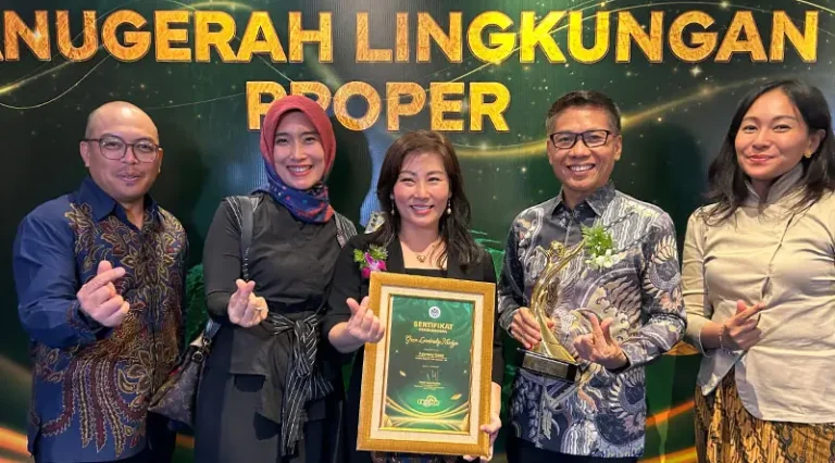 CEO PT Vale, Febriany Eddy (tengah) menunjukkan sertifikat dan trophy Green Leadership Award dari Kementerian Lingkungan Hidup di Jakarta, Senin (24/2/2025). (Foto: PT Vale Indonesia)