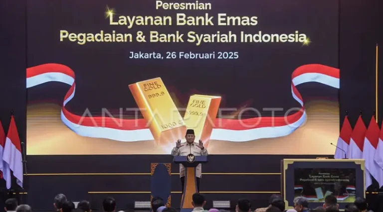 Presiden Prabowo Subianto menyampaikan pidato saat peresmian Layanan Bank Emas Pengadaian dan Bank Syariah Indonesia di The Gade Tower, Jakarta, Rabu (26/2/2025). Dalam peresmian itu, Presiden Prabowo mengatakan dengan adanya bank emas menjadi langkah mendukung hilirisasi dalam Astacita yang dicanangkan pemerintah sehingga akan meningkatkan produk domestik bruto Indonesia hingga Rp245 triliun, membuka 1,8 juta lapangan kerja baru, dan memperluas devisa. ANTARA FOTO/Muhammad Adimaja/tom
