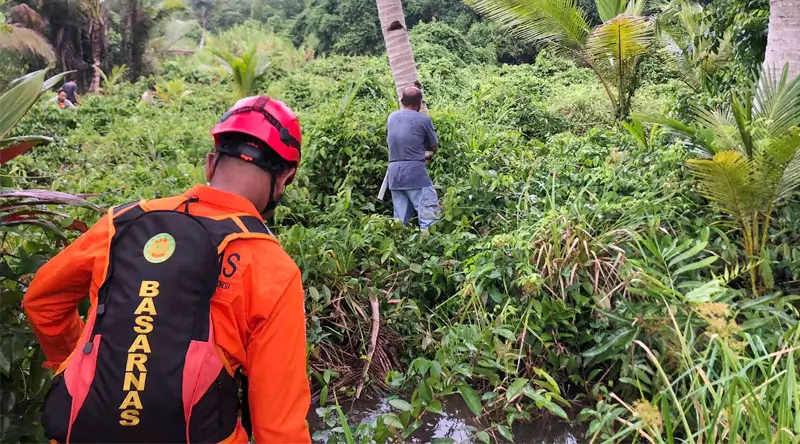 Tim SAR bersama warga berusaha mencari anak yang dikabarkan hilang di kawasan hutan Desa Desa Bone Baru, Kecamatan Banggai Utara, Kabupaten Banggai Laut, Sabtu (1/2/2025). (Foto: Basarnas Palu)