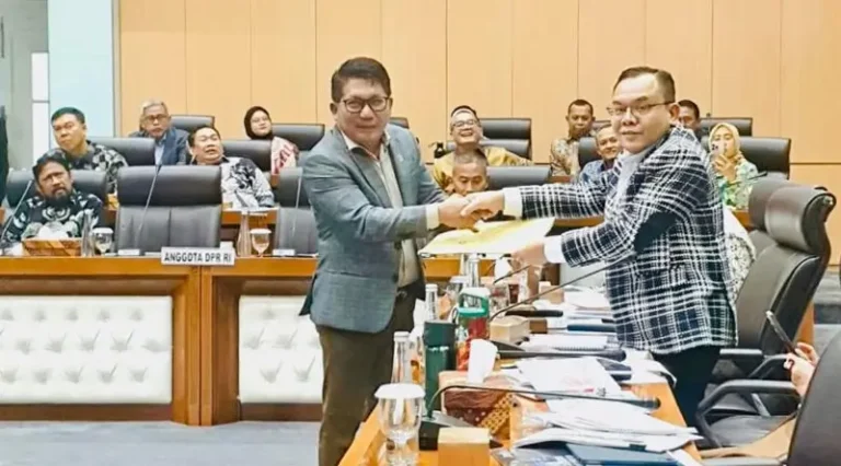 Anggota Komisi VII dari Fraksi Partai Golkar, Beniyanto Tamoreka (kiri) menyerahkan surat koalisi jurnalis kepada ketua Komisi VII DPR RI pada rapat kerja dengan Dirut TVRi dan RRI di Jakarta, Rabu (12/2/2025). (Foto: dok khusus)