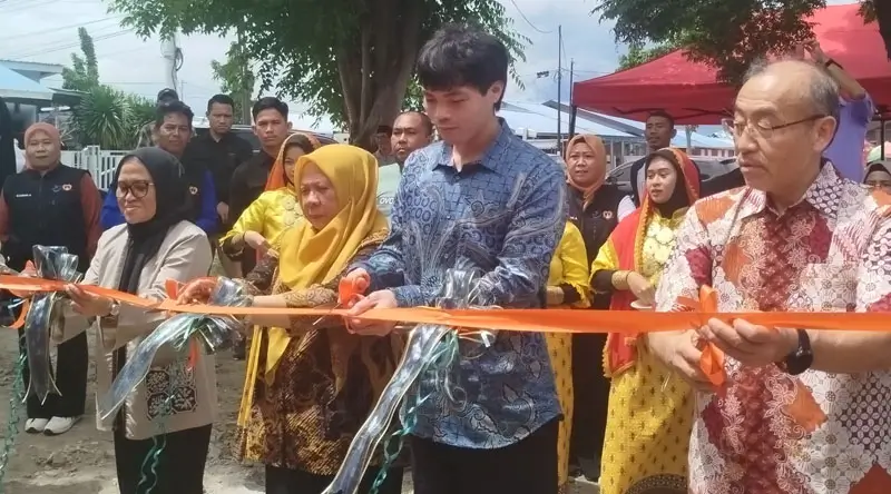 Pengguntingan pita menandai peresmian Gudang Peralatan Tanggap darurat Bencana di kawasan Hunap Tondo 1, Sabtu (1/2/2025). (Foto: Prokopim Setda Kota Palu/Imron)