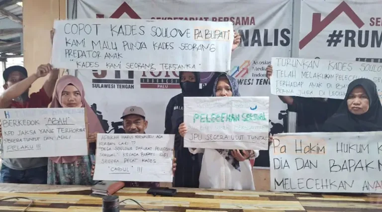 Keluarga korban kekerasan seksual menunjukkan tuntutannya di Sekber Jurnalis di Palu, Rabu (5/2/2025). (Foto: Ikram)