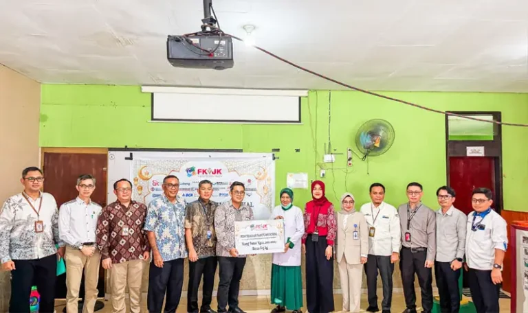 Penyerahan bantuan sosial FKIJK Sulteng kepada Baznas Sulteng di Palu, Senin (24/3/2025). (Foto: Humas OJK Sulteng)