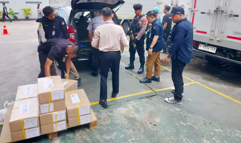 Proses pengiriman logistik PSU Kabupaten Banggai. (Foto: Humas Polres Banggai)
