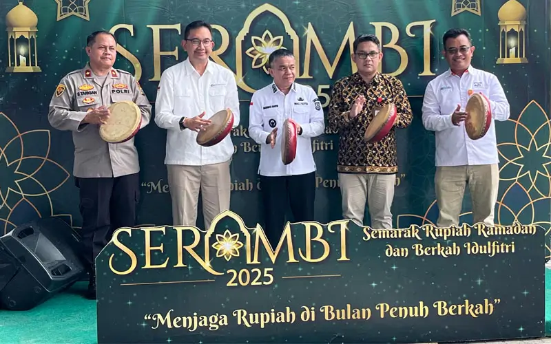 Wali Kota Palu, Hadianto Rasyid (tengah) bersama Kepala BI SUlteng, Rony Hartawan (kedua kiri), Kepala OJK Sulteng, Bonny Hardi Putra (kedua kanan) memukul rebana menanadai pembukaan layanan penukaran uang Rupiah di lapangan Pelti Palu, Rabu (19/3/2025). (Foto: Prokopim Setda Kota Palu/Jufri)