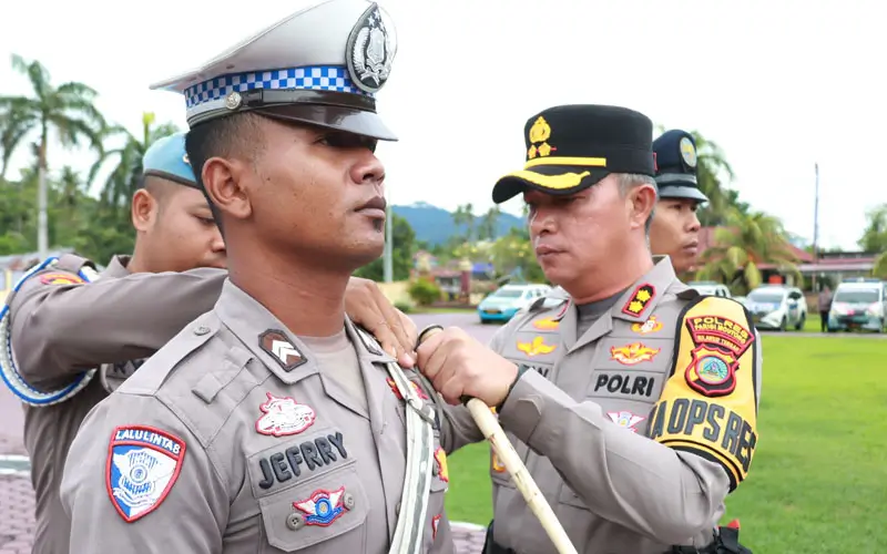 Kapolres Parigi Moutong, AKBP Jovan Reagan Sumual menyematkan pita pada apel gelar pasukan pengamanan PSU di parigi Moutong, Senin (17/3/2025). (Foto: Humas Polres Parigi Moutong)