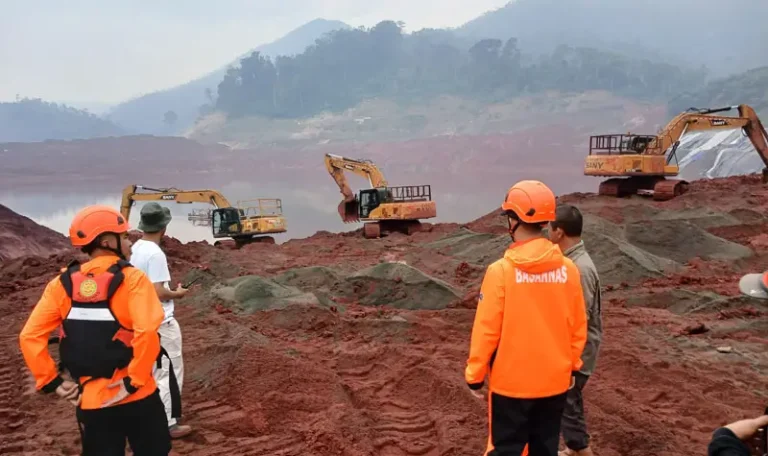Upaya pencarian korban longsor di kawasan pertambangan PT Miki di IMPI Morowali, Rabu (26/3/2025). (Foto: Basarnas Palu)