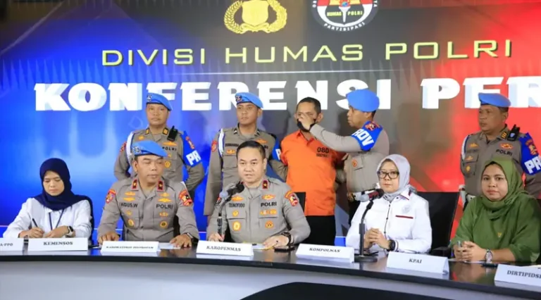 Konferensi pers penetapan mantan Kapolres Ngada, FWLS sebagai tersangka asusila anak di Mabes Polri Jakarta, Kamis (13/3/2025). (Foto: Humas Polri)