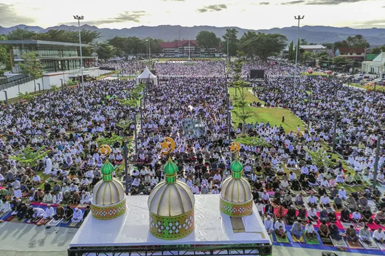Foto udara umat islam mengikuti shalat Idul Fitri di Lapangan Vatulemo Palu, Senin (31/3/2025). (Foto: bmzIMAGES/Basri Marzuki)