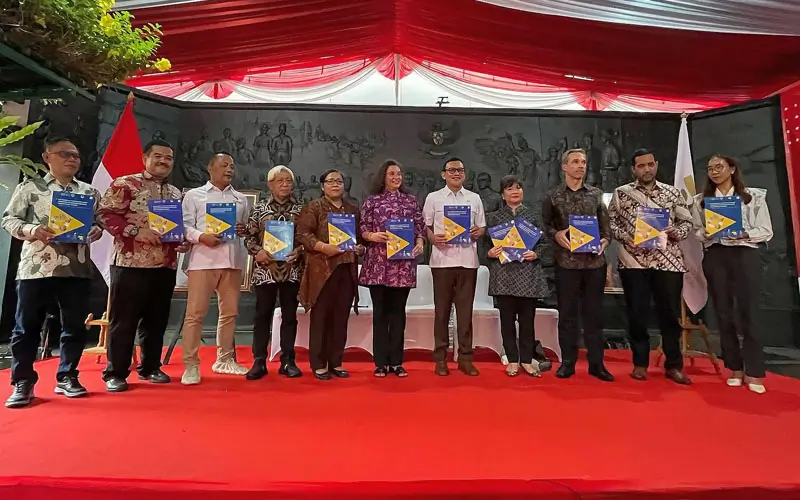 Serah terima instrumen uji tuntas ILO kepada sejumlah Perusahaan Penempatan Pekerja Migran Indonesia (P3MI) oleh Menteri Pelindungan PMI di Jakarta, Senin (17/3/2025). (Foto: ILO/Ariel Prananda)