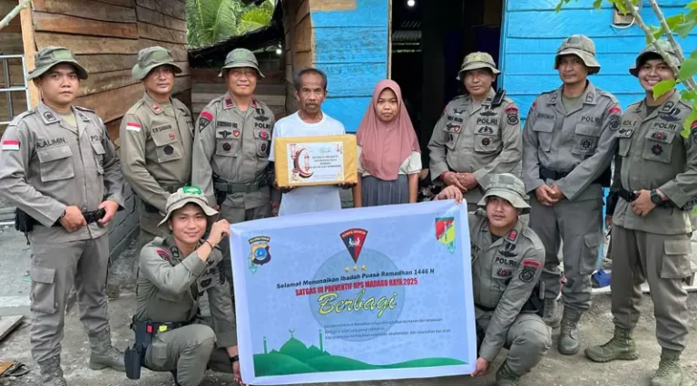 Foto bersama warga usai penyerahan sembako kepada warga oleh Satgas III Preventif Ops Madago Raya di Desa Tokorndo, Poso, Jumat (14/3/2025). (Foto: Humas Satgas Madago Raya)