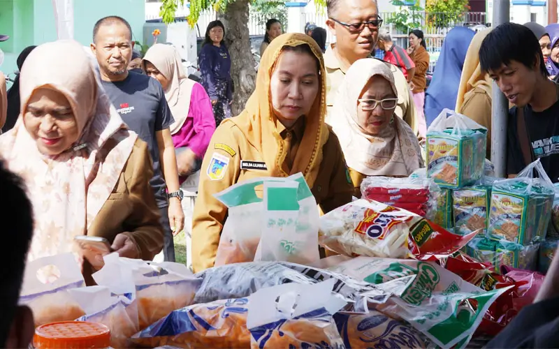Wawali Palu, Imelda Liliana Muhidin meninjau stan pad aGerakan Pangan Murah di Halaman kantor Dinas Pertanian dan Ketahanan Pangan Kota Palu, Selasa (18/3/2025). (Foto: prokopim Setda Kota Palu/Jufri)