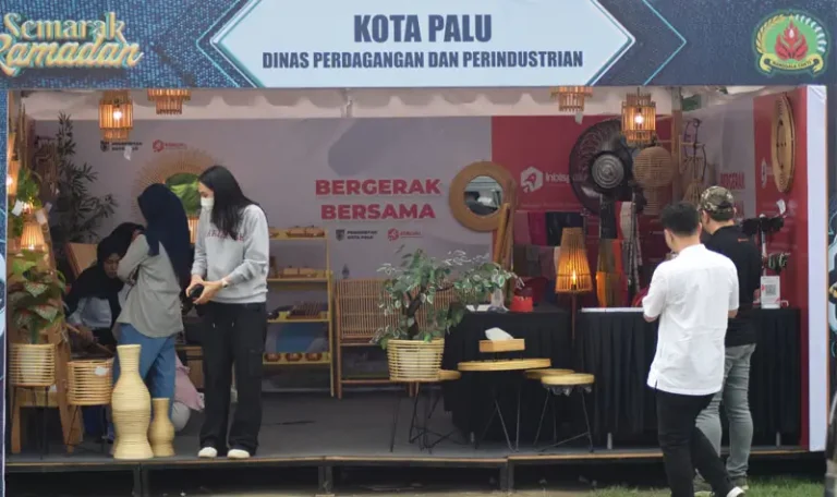 Stan Pemkot Palu pada pameran produk dalam rangkaian Semarak Ramadhan Korem 132 Tadulako di lapangan Imanuel Palu, Sabtu (22/3/2025). (Foto: Prokopim Setda Kota Palu/Imron)