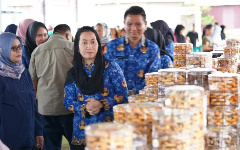Wakil Wali Kota Palu, Imelda Liliana Muhidin pada Pasar Murah Ramadhan di Kayumalue Ngapa, Palu, Senin (17/3/2025). (Foto: Prokopim Setda Kota Palu/Jufri)