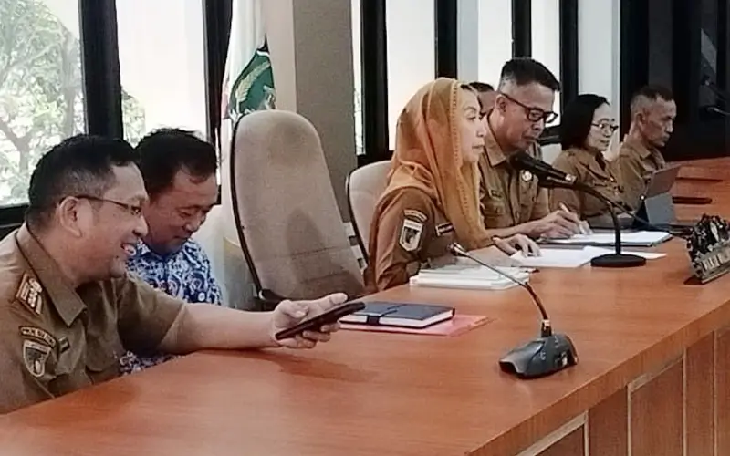 Wawali Imleda Liliana Uhidin (tengah) memberikan sambutan pada Rembuk Stunting di Ruang Rapat Bantaya Kantor Wali Kota Palu, Selasa (18/3/2025). (Foto: Kominfosantik Kota Palu/Chandra)
