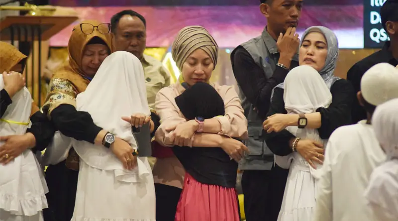Wawali Palu, Imelda Liliana Muhidin (tengah) memeluk salah seorang anak yatim pada Yatim Fest Ramadhan 1446 H di Sriti Convention Center, Minggu (9/3/2025). (Foto: Prokopim Setda Kota Palu/Imron)