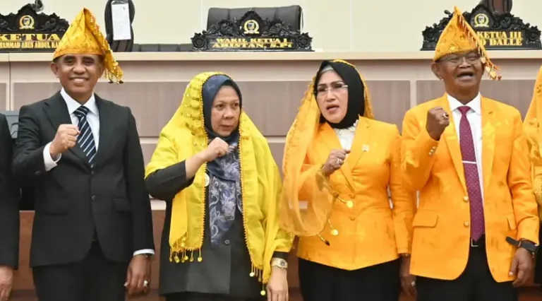 Pejabat baru Gubernur dan Wakil Gubernur Sulteng, Anwar Hafid (kiri) dan Reny A Lamdjido (kedua kiri) bersama pejbata lama RUsdy mastura (kanan) usai sertijab di Kantor DPRD Sutleng, Senin (3/3/2025). (Foto: Humas Pemkot Palu)