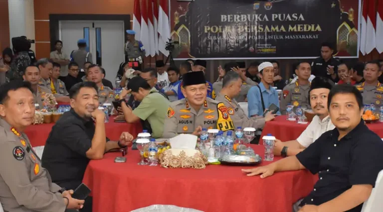 Kapolda Sulteng, Irjen Pol AGus Nugroho (tengah) bersama sejumlah pimpinan media pada buka puasa bersama di Mapolda Sulteng, Kamis (13/3/2025). (Foto: Humas Polda Sulteng)