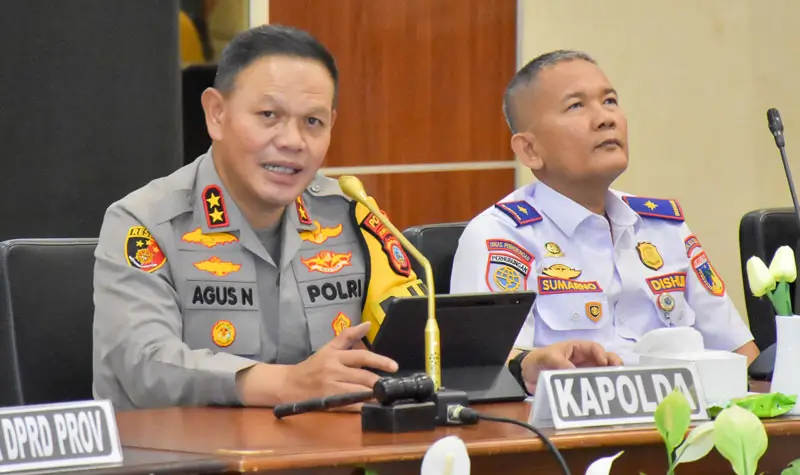Kapolda SUlteng, Irjen Pol AGus Nugroho (kiri) pada Rakor lintas sektor dalam rangka operasi Ketupat Lebaran 2025 di palu, Selasa (19/3/2025). (Foto: Humas Polda Sutleng)