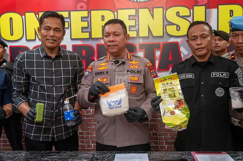 Kapolrsta Palu, Kombes Pol Deny Abrahams (tengah menunjukkan sabu 1 kilogram yanng disita dari HY, teransgka kurir di mapolresta Palu, Selasa (18/3/2025). (Foto: bmzIMAGES/Basri marzuki)