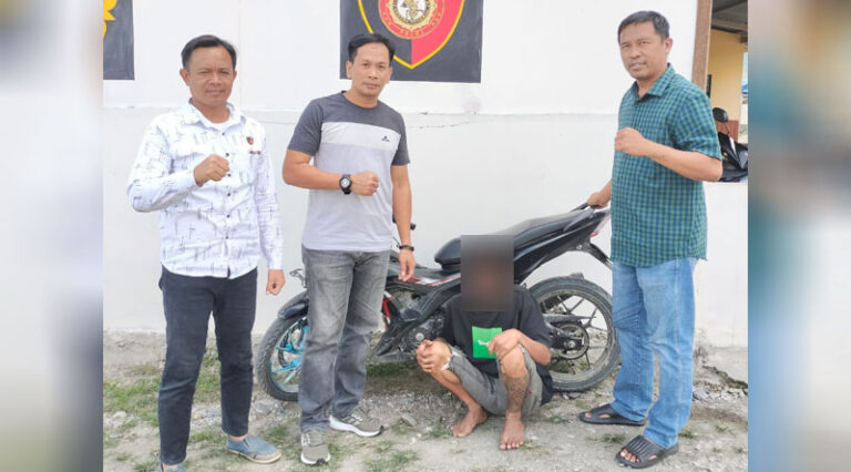 IR (jongkok) saat berada di Polsek Marawola atas dugaan curanmor, Kamis (13/3/2025). (Foto: Humas Polres Sigi)