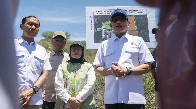 Menteri Perlindungan Pekrja Migran Indonesia, AbdulKadir Karding (kiri) saat berada di Palu untuk pembangunan BLK Luar Negeri di Mamboro, Jumat (21/2/2025). (ANTARA FOTO/Basri Marzuki)