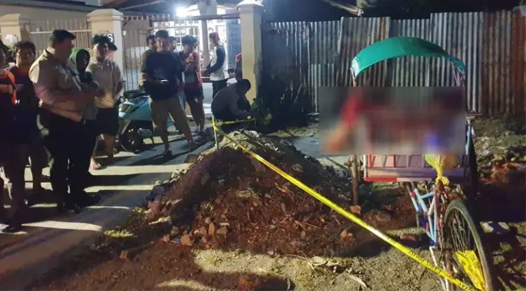 Ashan (70) ditemukan meninggal di atas becaknya di Palu Barat, Senin (10/3/2025) malam. (Foto: Humas Polresta Palu)