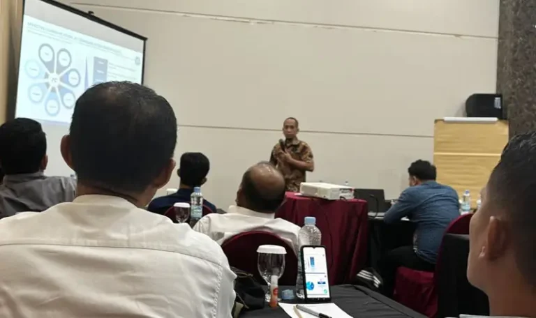 Penyajian materi pada Refreshment Surveyor BI Sulteng di Luwuk, Senin (28/4/2025). (Foto: Forjubist)
