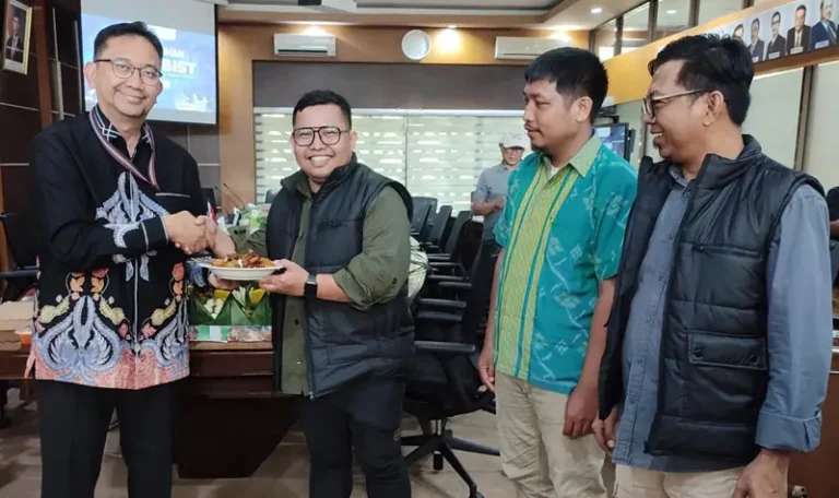 Kepala Perwakilan Bank Indonesia Sulawesi Tengah, Rony Hartawan (kiri) menyerahkan nasi tumpeng kepada Ketua Forjubist, Taufan usai pengukuhan di Kantor BI Sulteng, Palu, Senin (21/4/2025). (Foto: bmz)