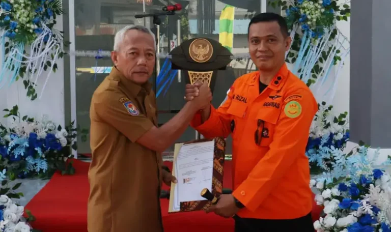Bupati Banggai Laut, Sofyan Kaepa (kiri) berjabat komando dengan Kepala Kantor Pencaraian dan Pertolongan Palu, Muh Rizal usai penandatanganan MoU di banggai laut, Senin (28/4/2025). (Foto: Basarnas Palu)