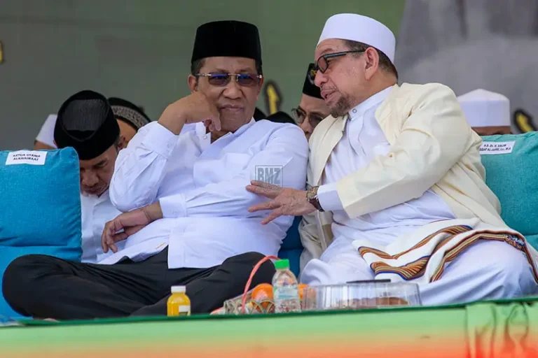 Menteri Hukum RI, Supratman Andi Agtas (kiri) berbincang dengan Ketua Dewan Pakar Alkhairaat, Salim Segaf Aljufri pada Haul ke-57 Guru Tua di palu, Sabtu (12/4/2025). (Foto: bmzIMAGES/Basri Marzuki)
