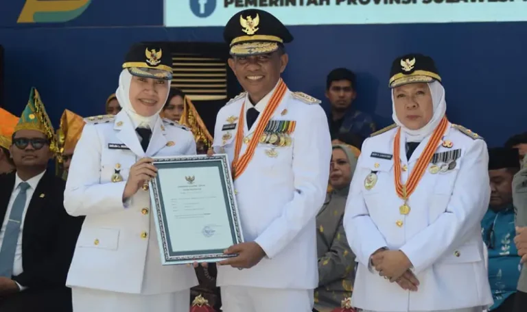 Waki Lwali Kota Palu, Imelda Lilianan Muhidin (kanan) menerima penghargaan UHC yang diserahkan Gubernur Sulteng, Anwar Hafid usai upacara peringatan HUT ke-61 Provinsi Sulteng di Palu, Minggu (13/4/2025). (Foto: Prokopim Setda Kota Palu/Imron)