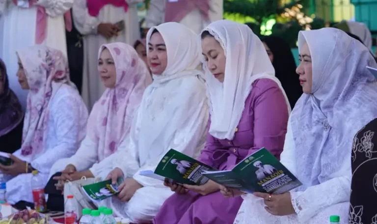 Wakil Wali Kota Palu, Imelda Lilianan Muhidin (kedua kiri) pada peringatan haul ke-57 Guru Tua di palu, Ssabtu (12/4/2025). (Foto: Prokopim Setda Kota Palu/Iwan)