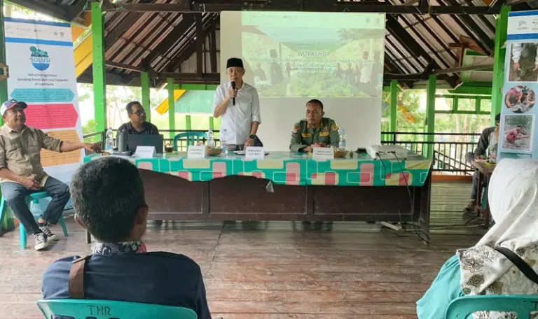 Wakil Ketua DPRD SUlteng, Aristan (tengah) menyampaikan gagasannya pada workshop Penyusunan Perencanaan Pengelolaan Taman Hutan Rakyat (Tahura) di Palu Rabu (30/4/2025). (Foto: ROA)
