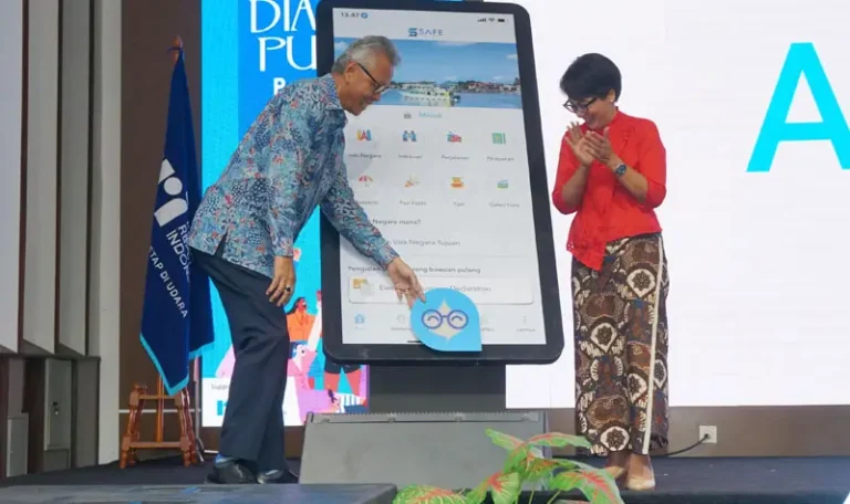 Perwakilan dari Kementerian Luar Negeri dan UN Women di peluncuran Chatbot AI SARI - inisiatif bersama dalam pemanfaatan teknologi untuk meningkatkan akses informasi dan layanan pelindungan bagi pekerja migran Indonesia, khususnya perempuan. (Foto: UN Women/Christina Phan)