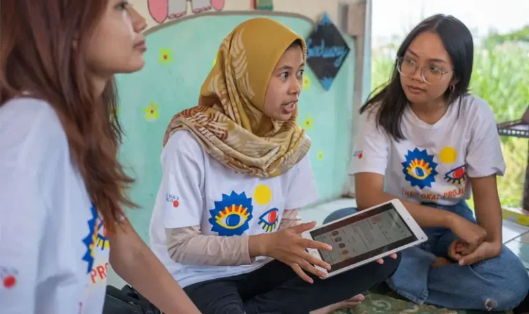 Kelompok anak muda sedang mempresentasikan inisiatifnya tentang pemberdayaan pemuda. (Foto: UN Woman/Satu Bimu Jaya)