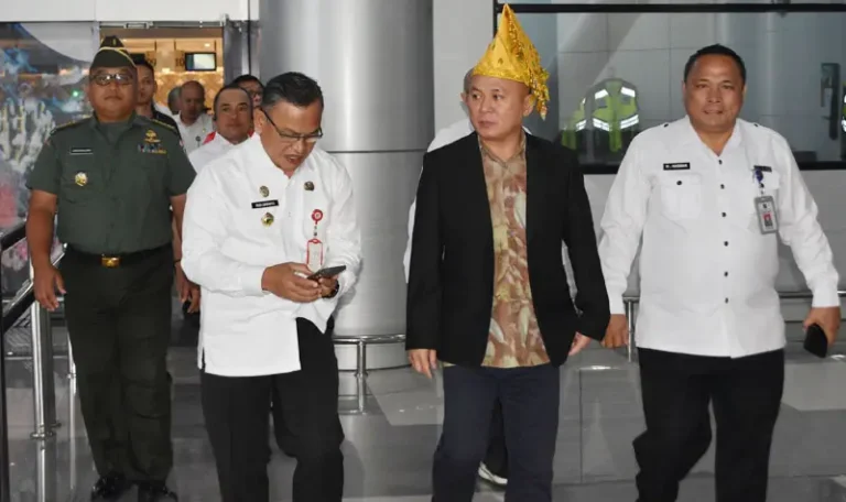 WamenHAM RI, Mugiyanto (kedua kiri) saat tiba di Bandara Mutiara SIs Aljufri Palu, Rabu (16/4/2025). (Foto: Penrem/132/Tdl)