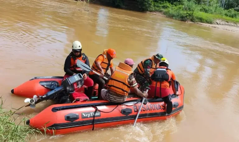 Tim SAR Gabungan mengevakuasi jasad anak yang hanyut di sungai Desa Lambunu, Parigi Moutong, MInggu (20/4/2025). (Foto: Basarnas Palu)