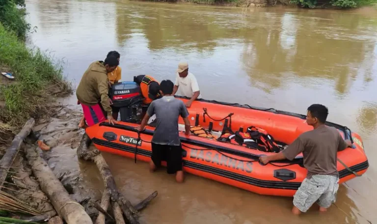 Tim SAR bersiap melakukan pencarian seorang anak yang dilaporkan hanyut di sungai Desa Lambunu, Parigi Moutong, Sabtu (19/4/2025). (Foto: Basarnas Palu)