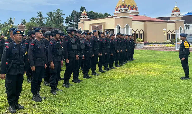Sejumlah personel Brimob Polfda Sulteng untuk pengamanan PSU saat tiba di Banggai, Jumat (4/4/2025). (Foto: Humas Polda Sulteng)