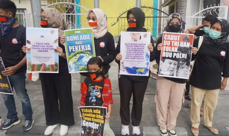 Aksi Fraksi Bersih-Bersih pada peringatan Hari Bumi di depan kantor DPRD Sulteng di Palu, Selasa (22/4/2025). (Foto: FBB)