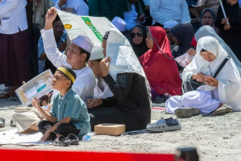 Seorang anak membawa poster bergambar Guru Tua pada haul ke-57 Guru Tua di Palu, Sabtu (12/4/2025). (Foto: bmzIMAGES/Basri Marzuki)
