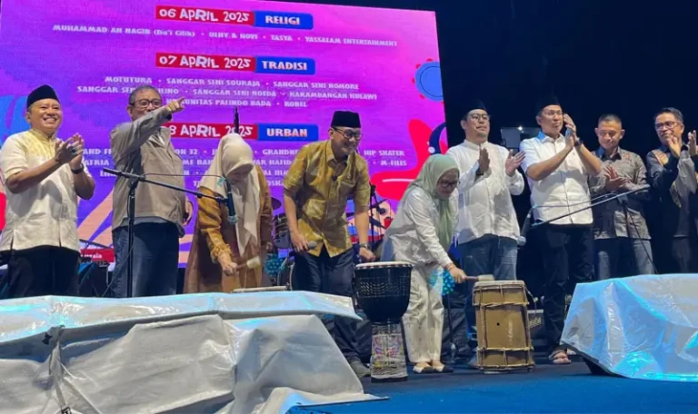 Pemukulan gimba menandai pembukaan satu dekade Kampung Baru Fair di Palu, Minggu (6/4/2025). (Foto: Prokopim Setda Kota Palu/Jufri)