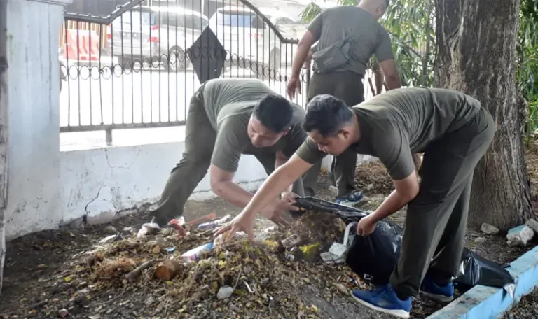 Prajurit Korem 132 Tadulako embersihkan sampah pad akarya bakti di Palu, Jumat (11/4/2025). (Foto: penrem 132/Tdl)