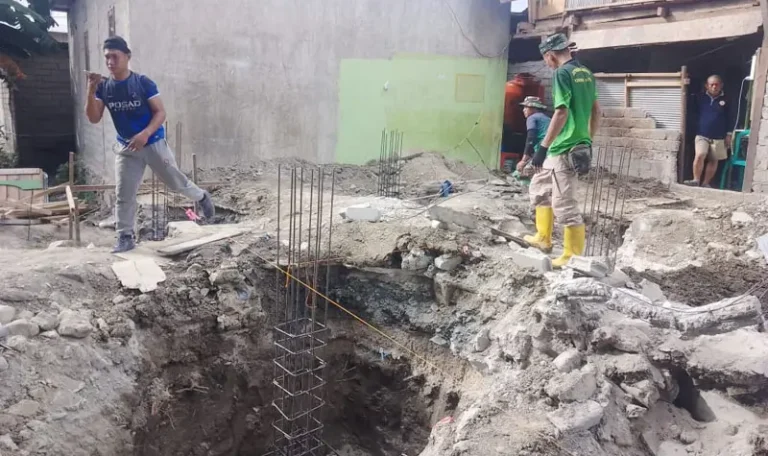 Sejumlah prajurit membuat fondasi bangunan pada renovasi panti asuhan Nur Anutapura di Palu, Sabtu (12/4/2025). (Foto: Penrem 132/Tdl)