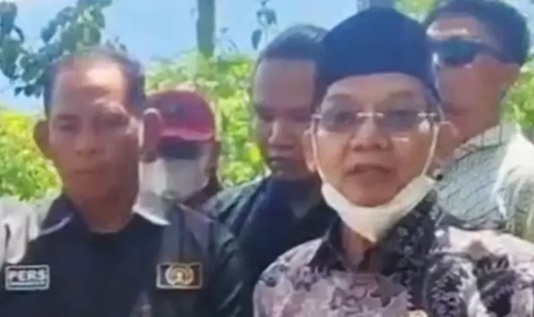 Anggota Komisi II DPR RI, Longki Djanggola di pemakaman wartawan InSulteng.id, Situr Wijaya di Desa Bangga, Dolo Selatan, Sigi, Minggu (6/4/2025). (Foto: Tangkapan layar JG Bua)